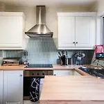 40 Percent Off! - Delightful Abode In London - Garden